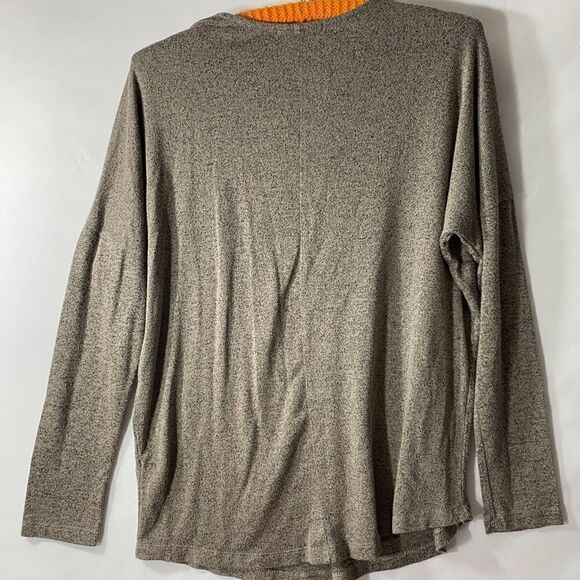 Long Sleeve Lightweight 75% Rayon Sweater Size Medium - Picture 2 of 6